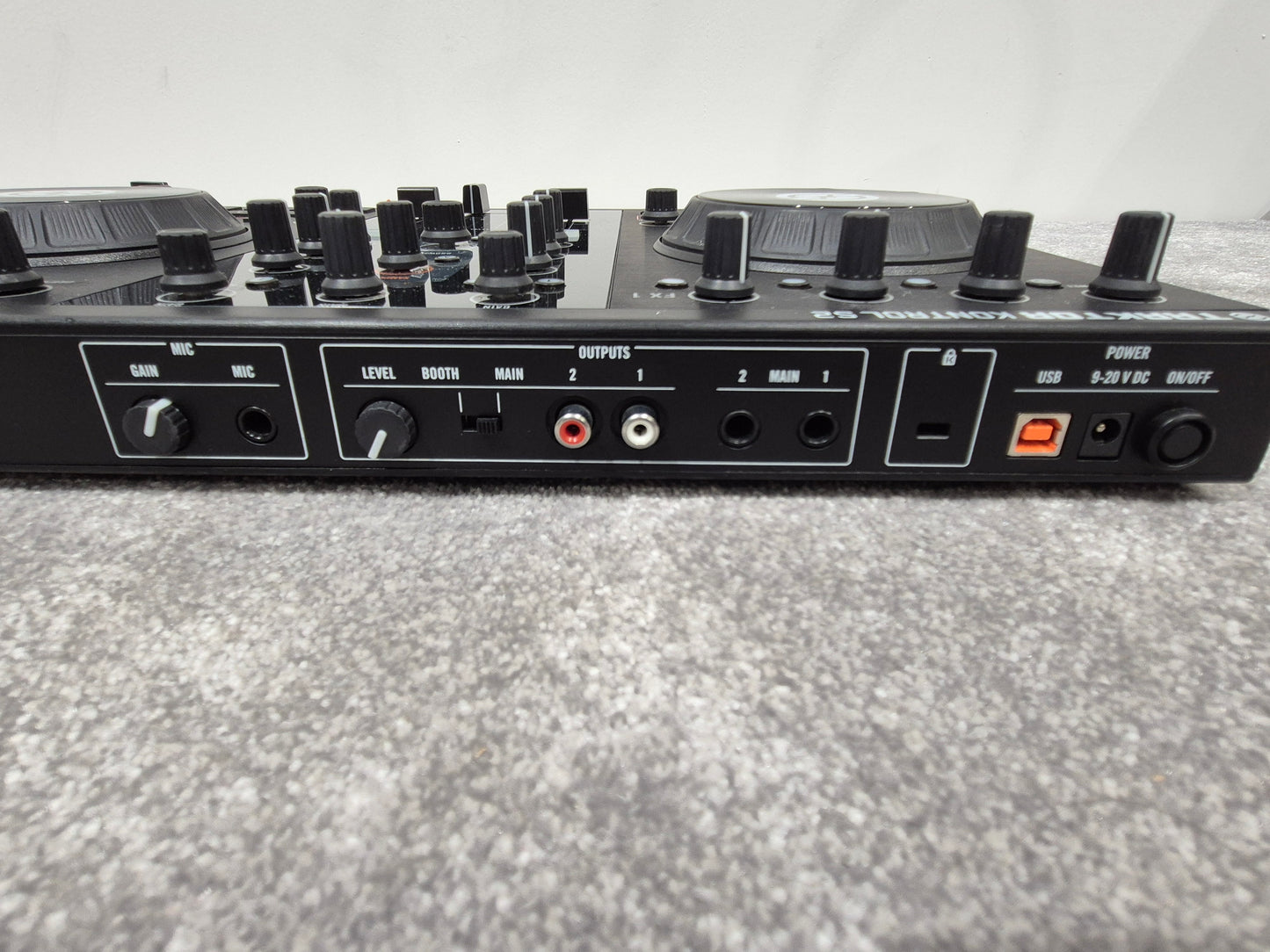 Native Instruments Traktor Kontrol S2 MK I - 2-Channel Digital DJ Controller