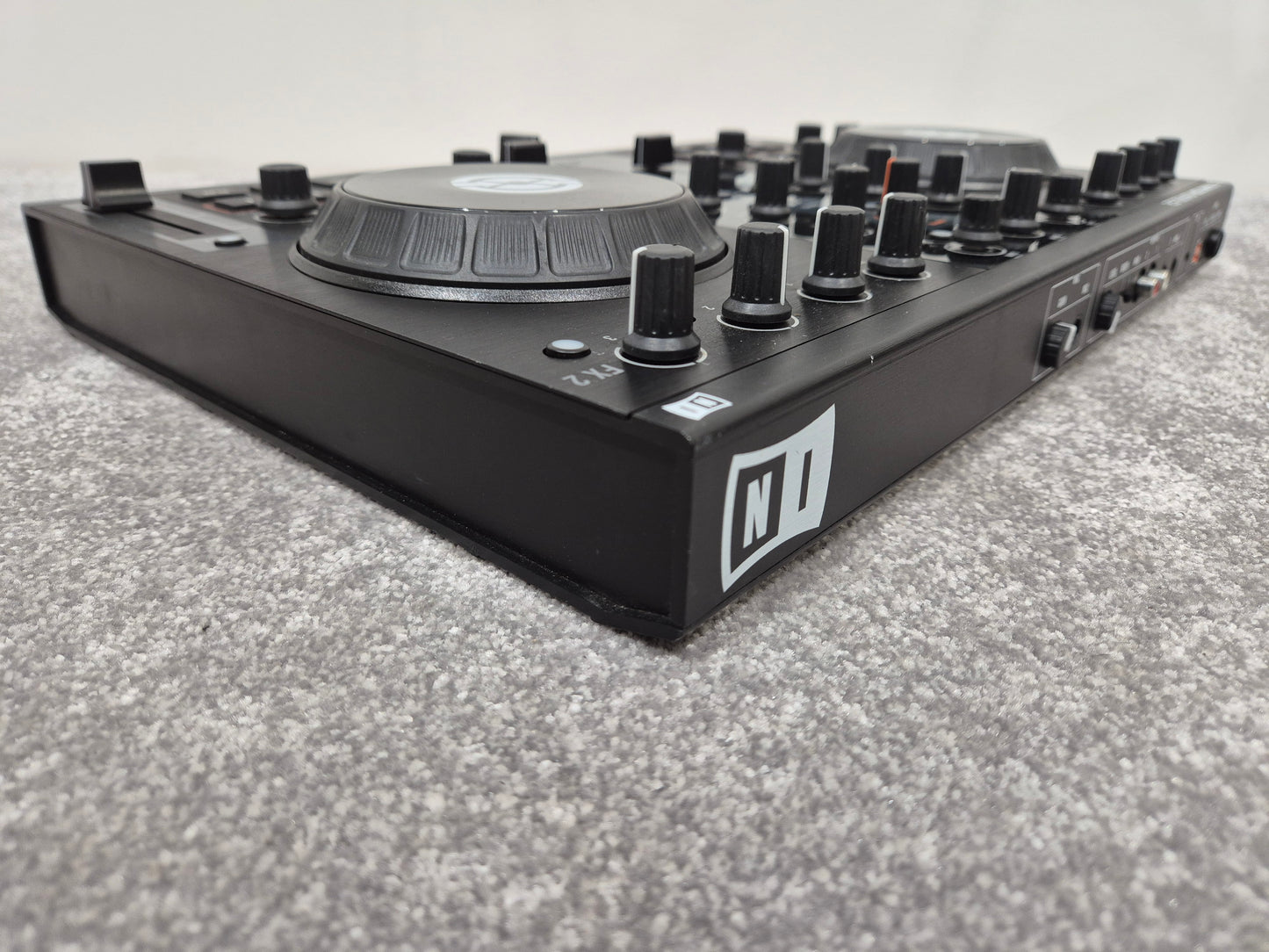 Native Instruments Traktor Kontrol S2 MK I - 2-Channel Digital DJ Controller