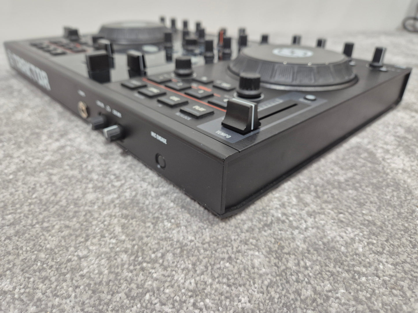 Native Instruments Traktor Kontrol S2 MK I - 2-Channel Digital DJ Controller