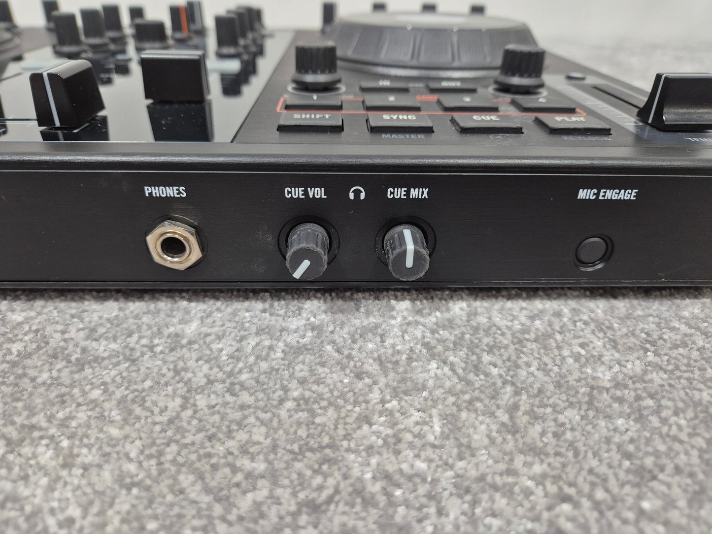 Native Instruments Traktor Kontrol S2 MK I - 2-Channel Digital DJ Controller