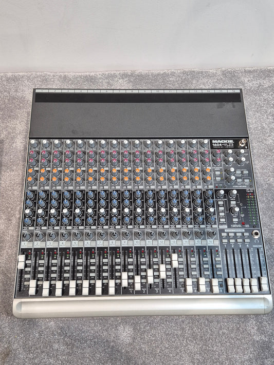 Mackie 1604 VLZ3 - 16-Channel Compact Mixer + Flight Case