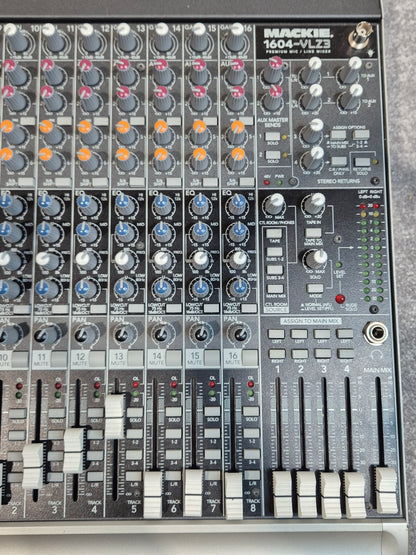 Mackie 1604 VLZ3 - 16-Channel Compact Mixer + Flight Case