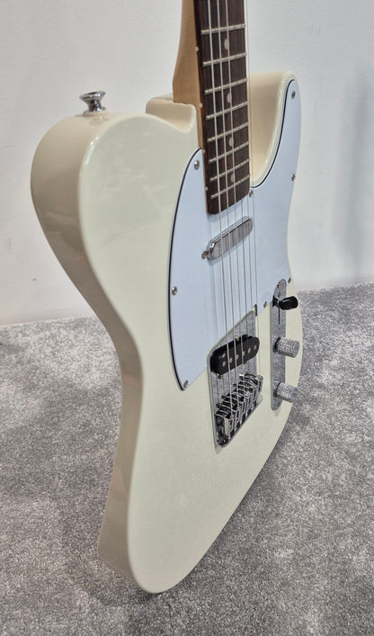 Squier Affinity Telecaster Electric Guitar - White w/ Soft Gig Bag