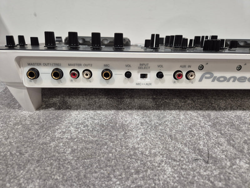 Pioneer DDJ-Ergo - Two-Channel DJ Controller w/ Hard Case - Image 8