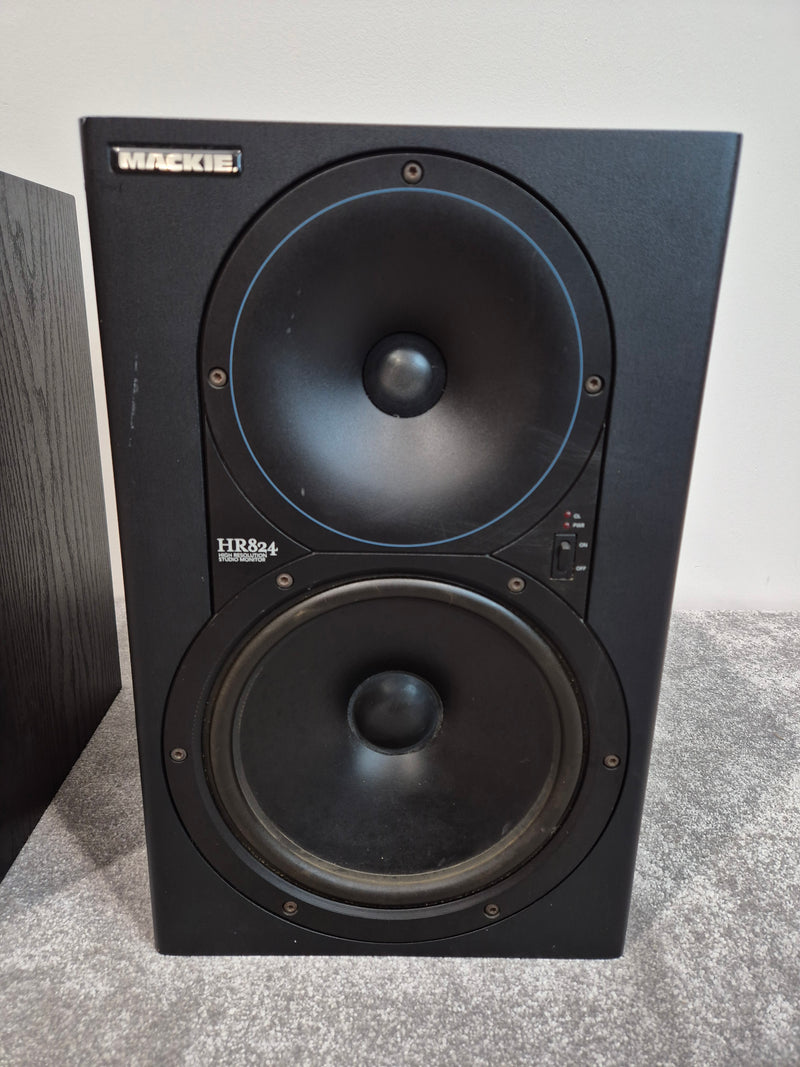 Mackie HR824 - 8-inch Active studio monitor - Pair ( One Faulty Woofer) - Image 2