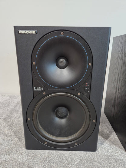 Mackie HR824 - 8-inch Active studio monitor - Pair ( One Faulty Woofer)