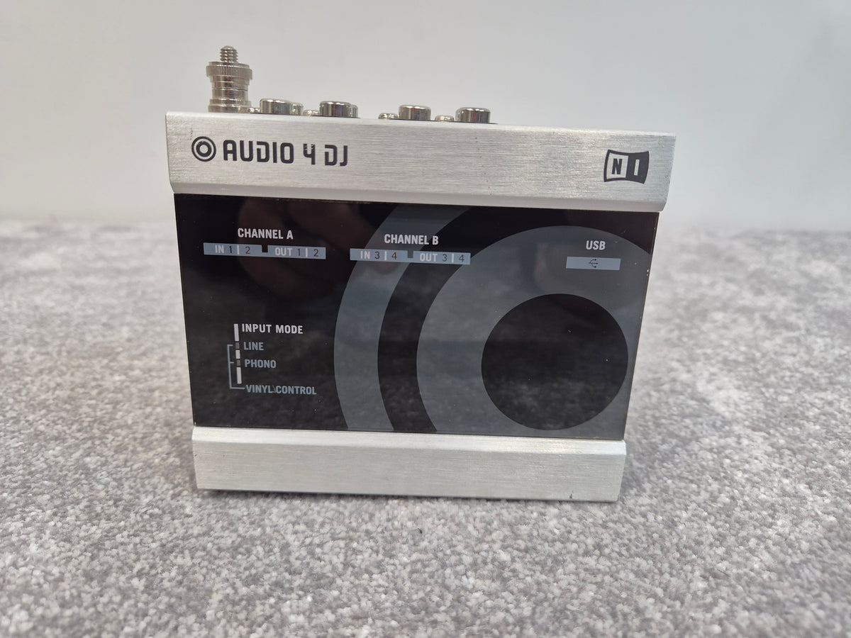 Native Instruments Traktor Audio 4 - Professional DJ Audio Interface