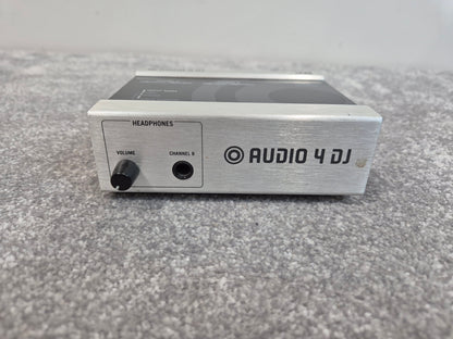 Native Instruments Traktor Audio 4 - Professional DJ Audio Interface