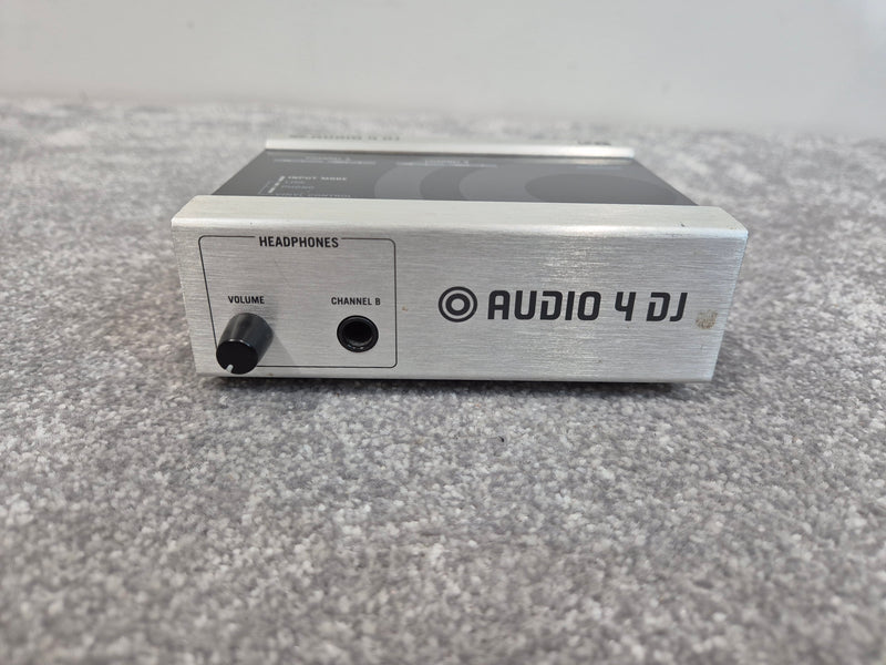 Native Instruments Traktor Audio 4 - Professional DJ Audio Interface - Image 2