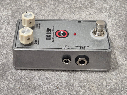 DIG DEEP Sub-Harmonic Octaver - Octave Down Pedal w/ Original Box