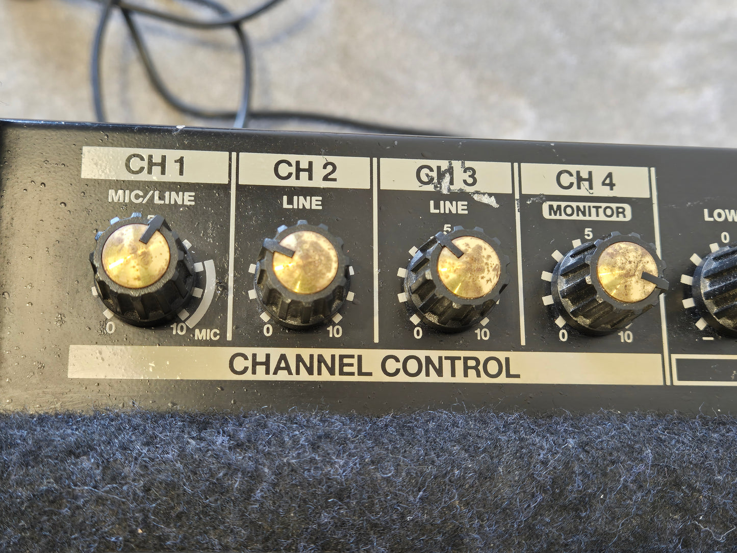 Roland KC-150 - Compact 65-watt Keyboard Amplifier