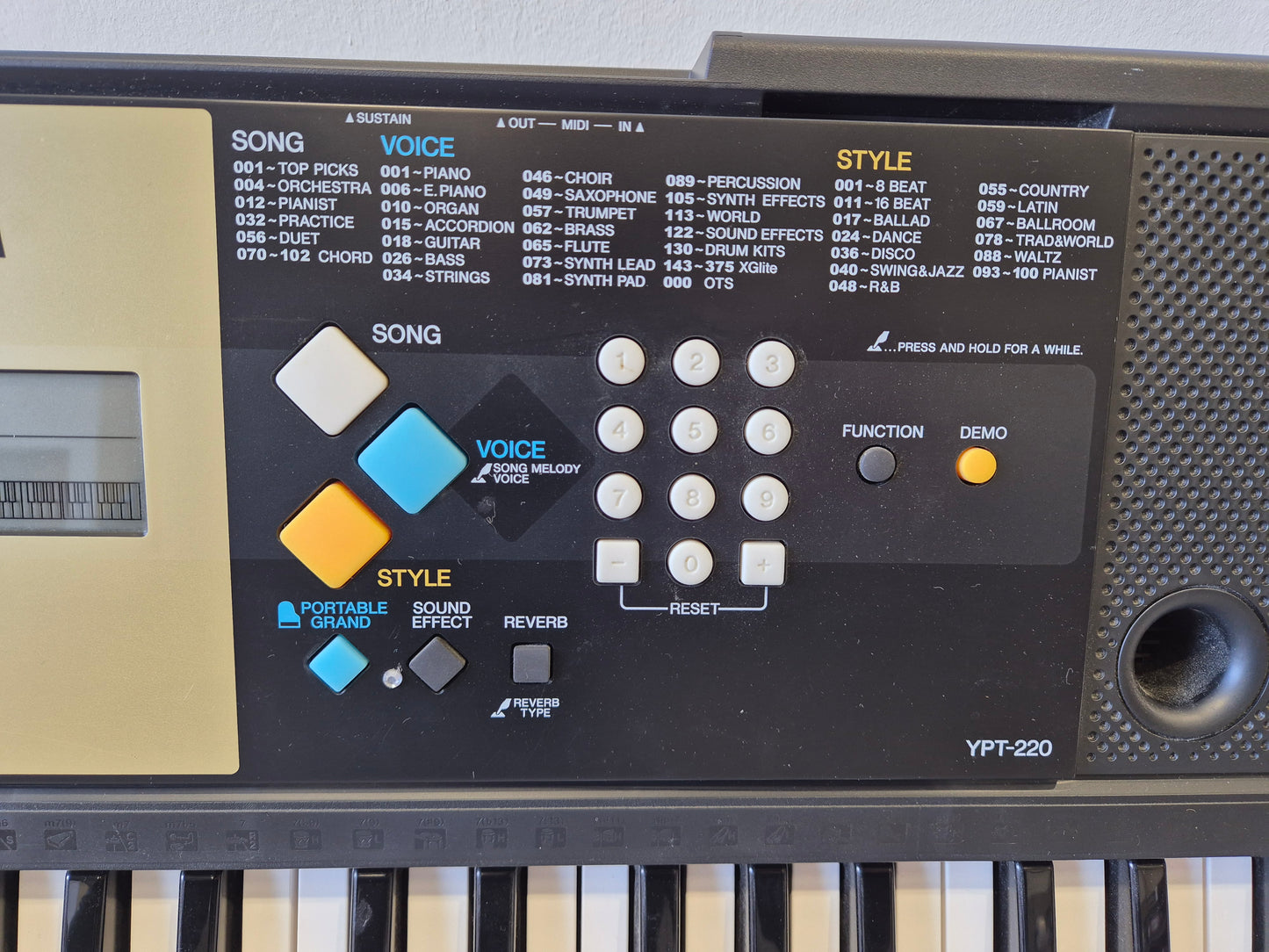 Yamaha YPT-220 - 61-key Musical Keyboard w/ Original Box
