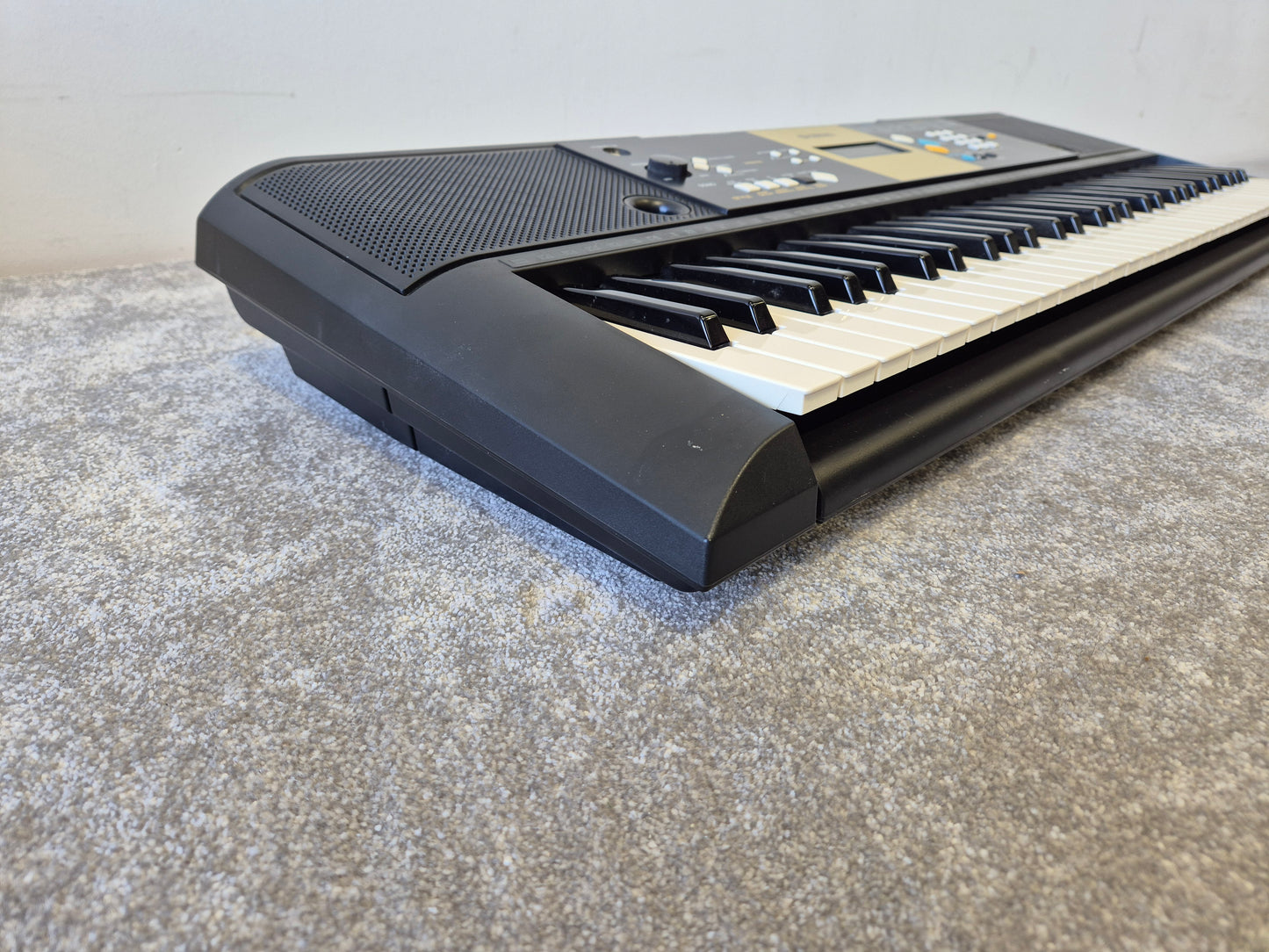 Yamaha YPT-220 - 61-key Musical Keyboard w/ Original Box