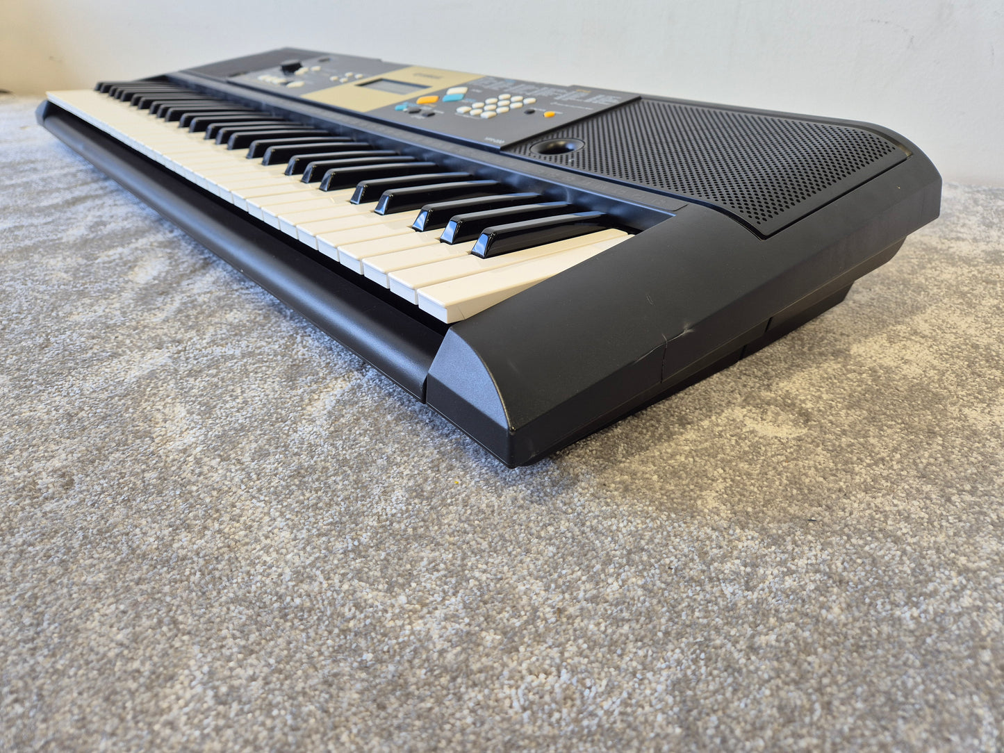 Yamaha YPT-220 - 61-key Musical Keyboard w/ Original Box