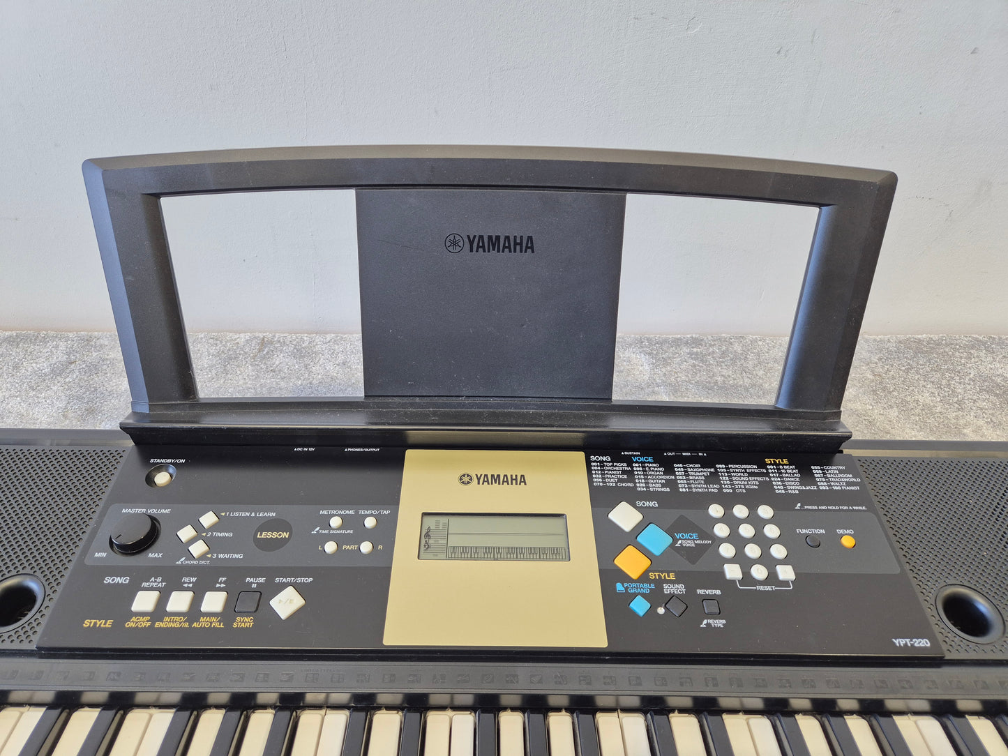 Yamaha YPT-220 - 61-key Musical Keyboard w/ Original Box
