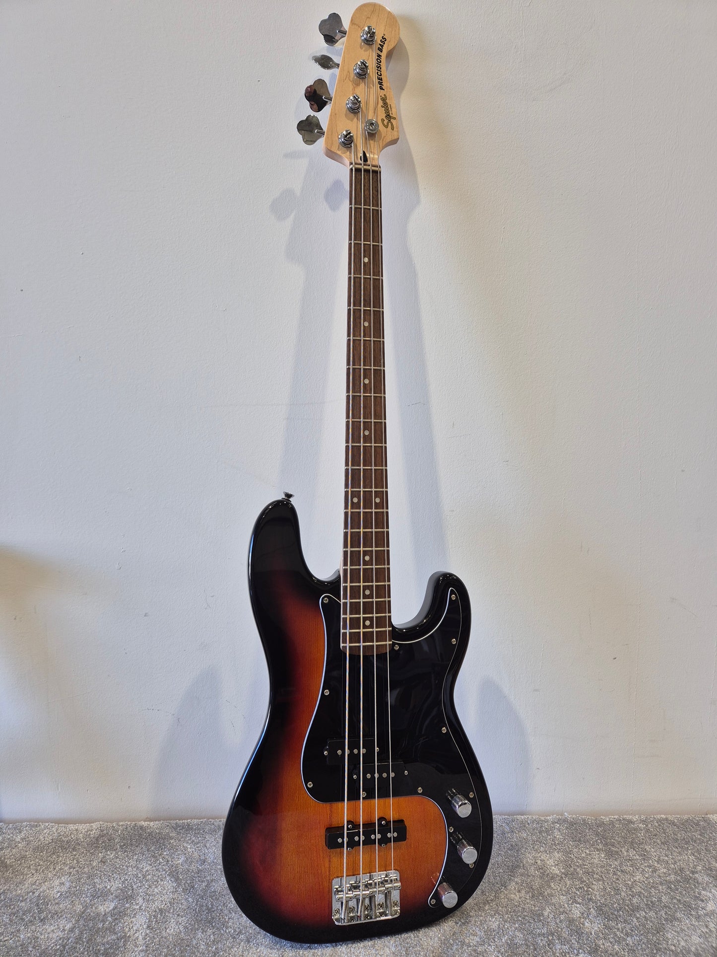 Squier Affinity Precision Bass PJ - 4-string Bass Guitar - Sunburst w/ Soft Gig Bag
