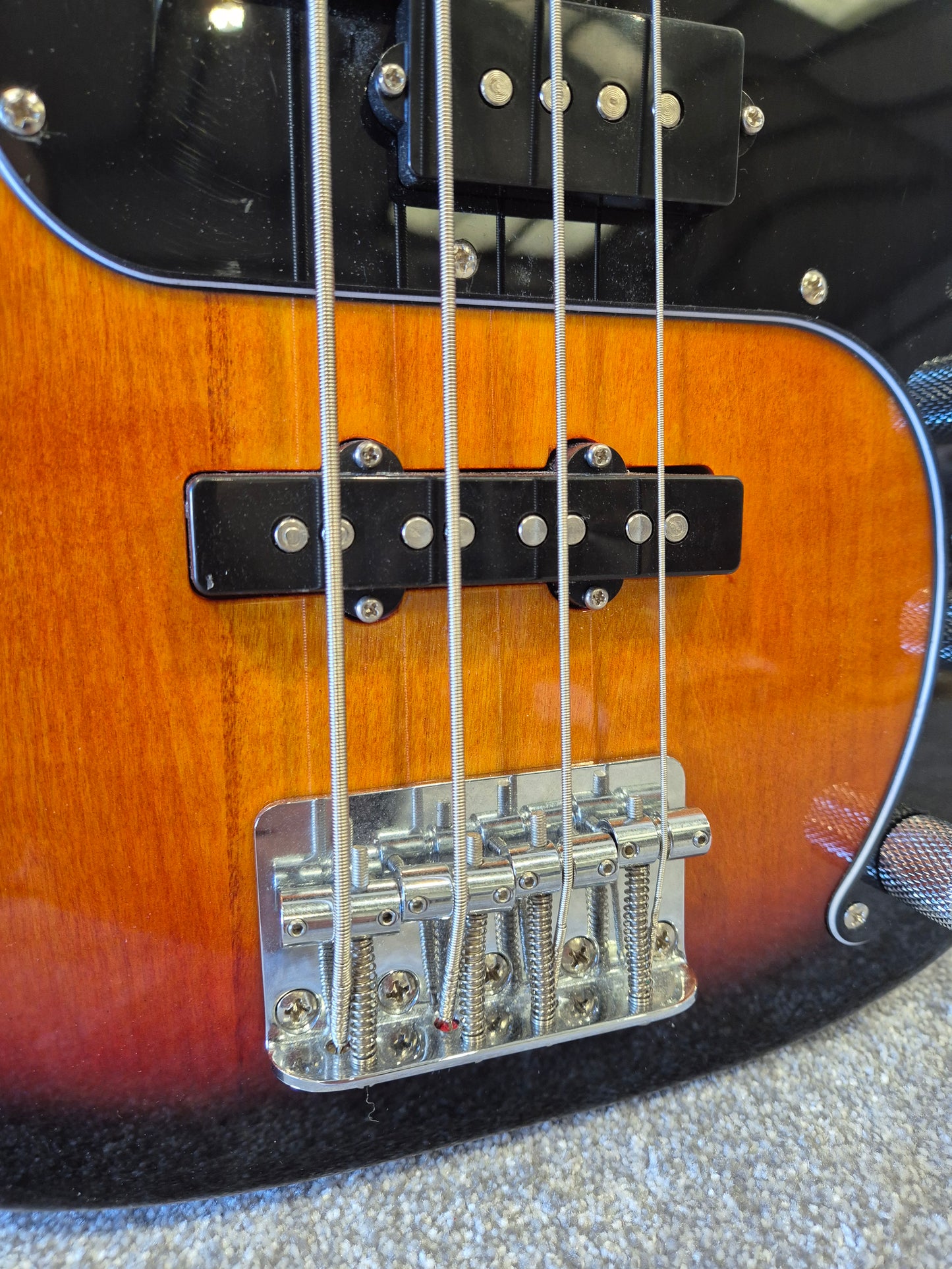 Squier Affinity Precision Bass PJ - 4-string Bass Guitar - Sunburst w/ Soft Gig Bag