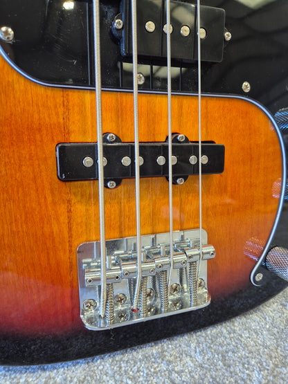 Squier Affinity Precision Bass PJ - 4-string Bass Guitar - Sunburst w/ Soft Gig Bag