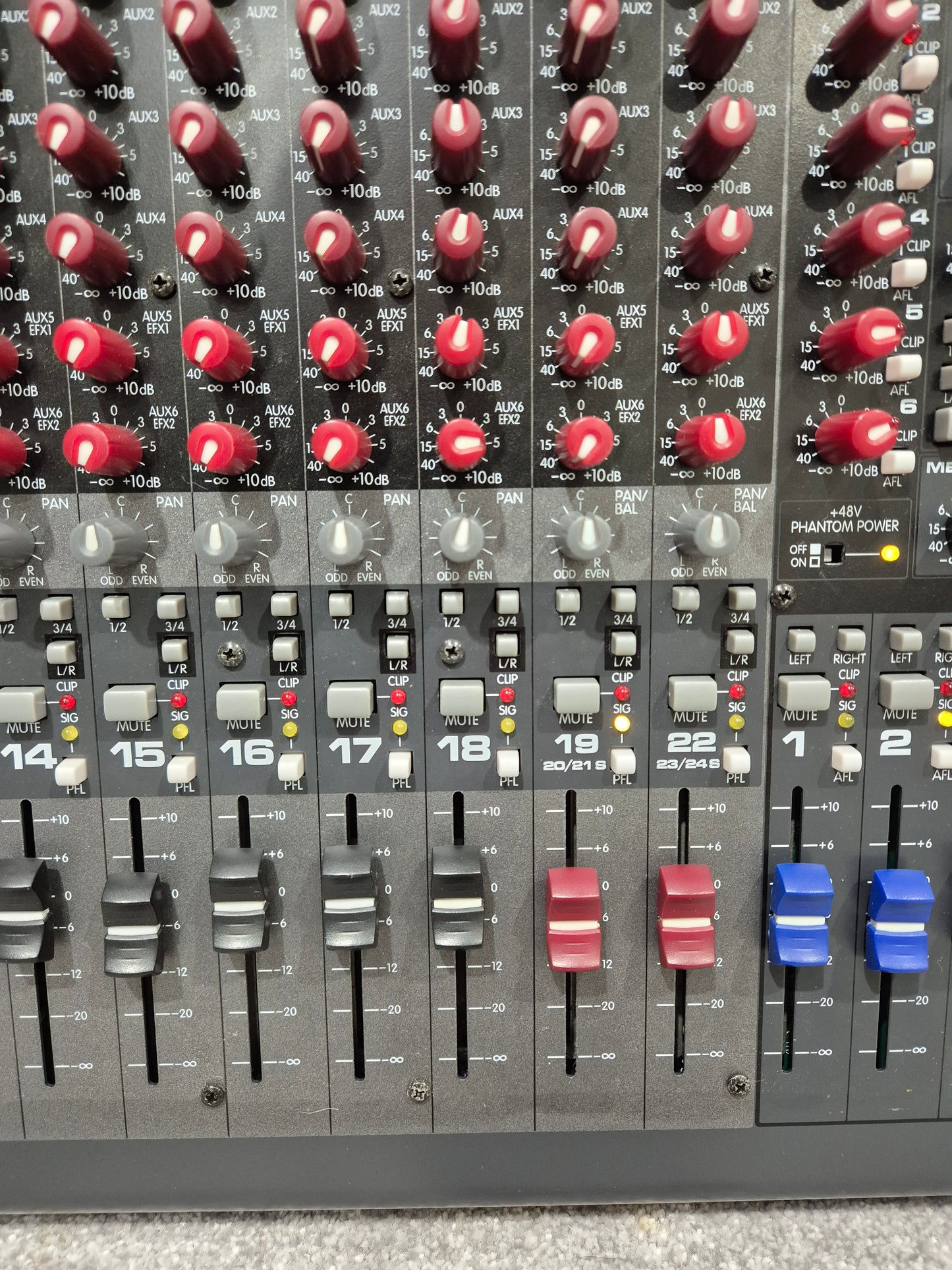 Peavey 24FX - 24-Channel Mixer with Dual DSP Engines w/ Flight Case