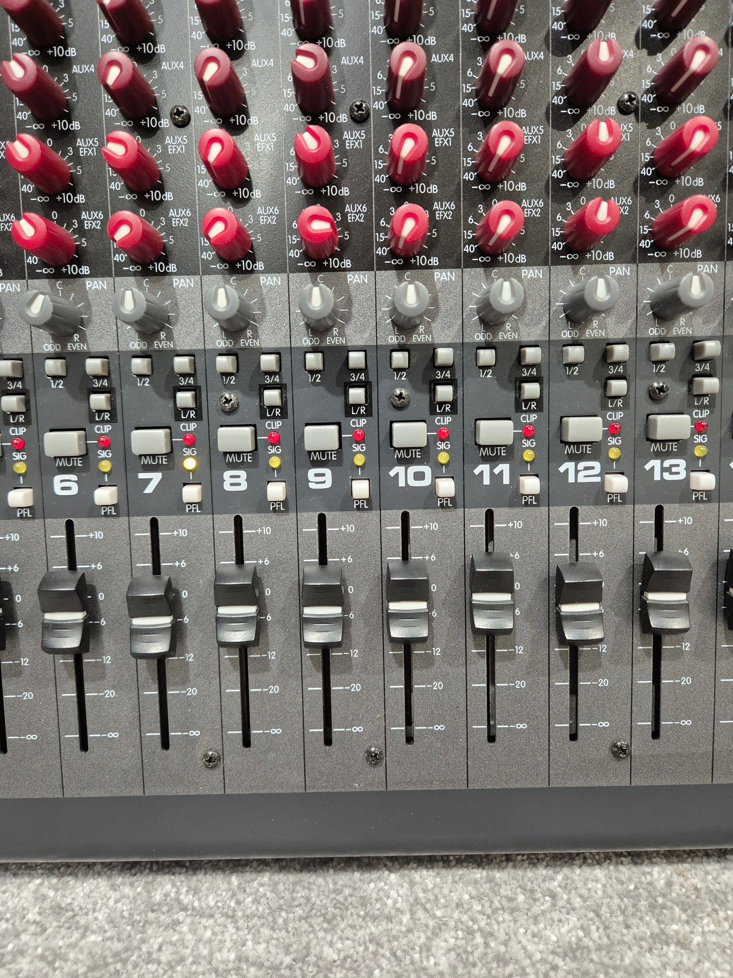 Peavey 24FX - 24-Channel Mixer with Dual DSP Engines w/ Flight Case