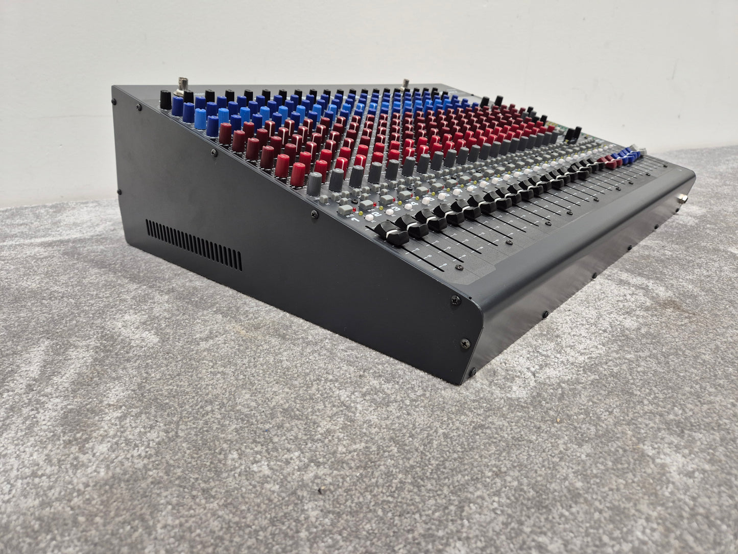 Peavey 24FX - 24-Channel Mixer with Dual DSP Engines w/ Flight Case