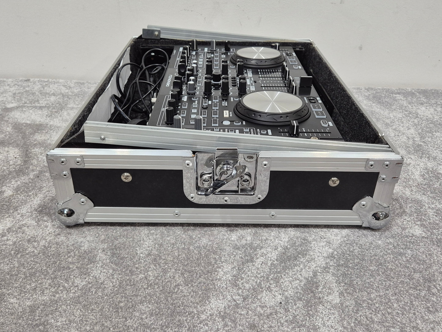 Denon MC6000MK2 - Professional DJ Controller and Digital Mixer w/ Flight Case