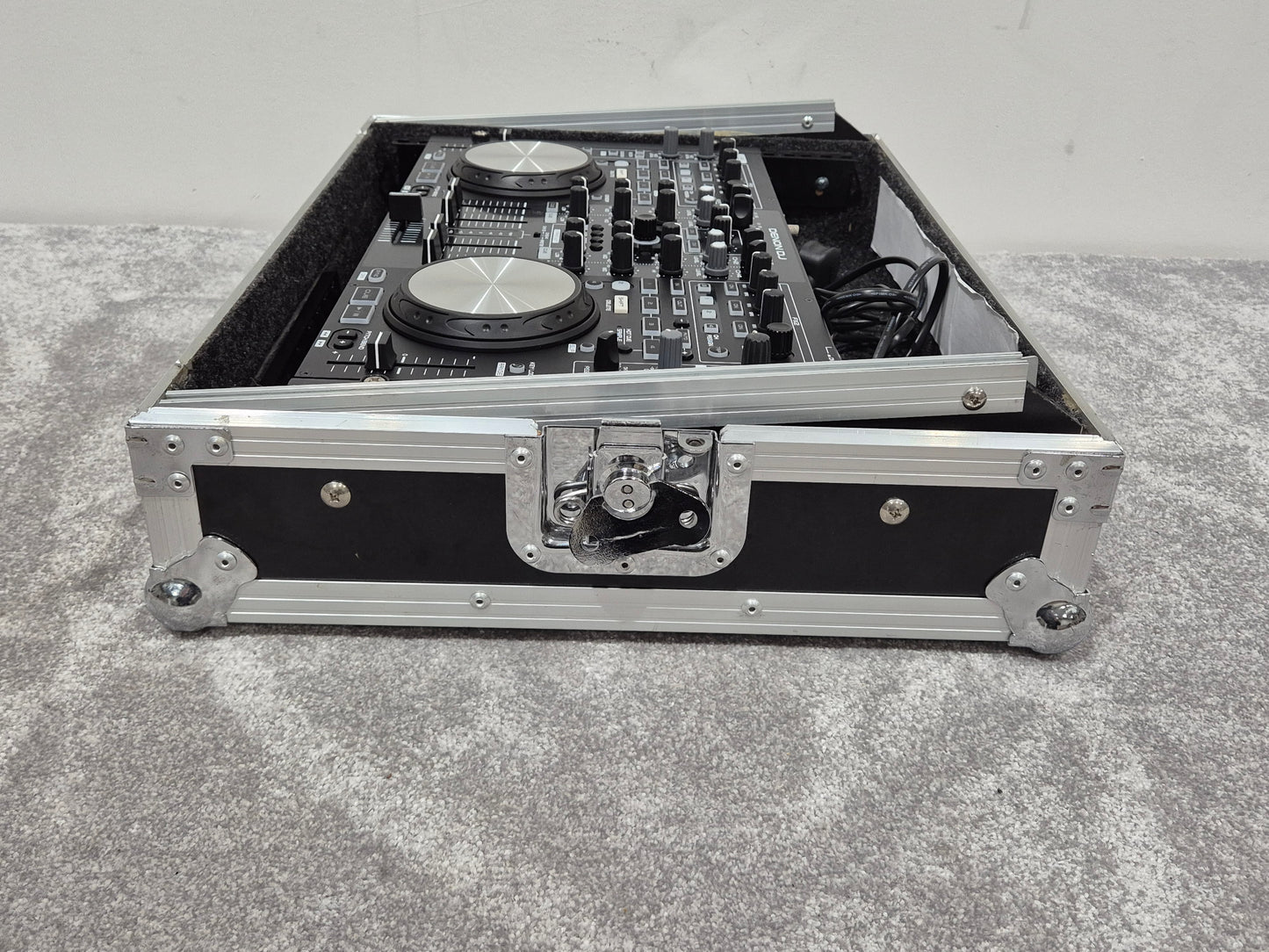 Denon MC6000MK2 - Professional DJ Controller and Digital Mixer w/ Flight Case