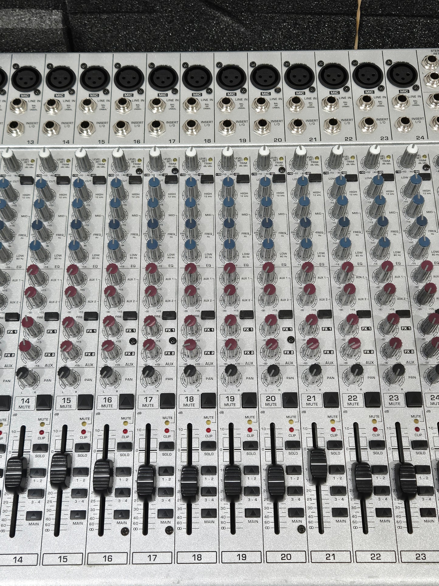Behringer Eurodesk SL3242FX Pro - 32-input 4-bus Studio/Live Mixer (Read Description)