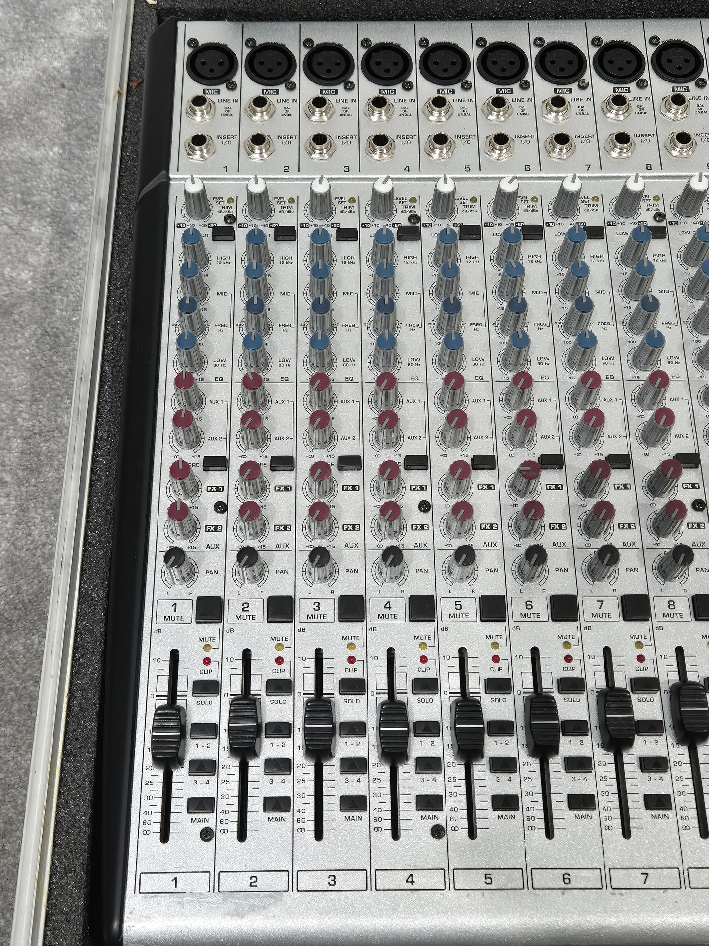 Behringer Eurodesk SL3242FX Pro - 32-input 4-bus Studio/Live Mixer (Read Description)