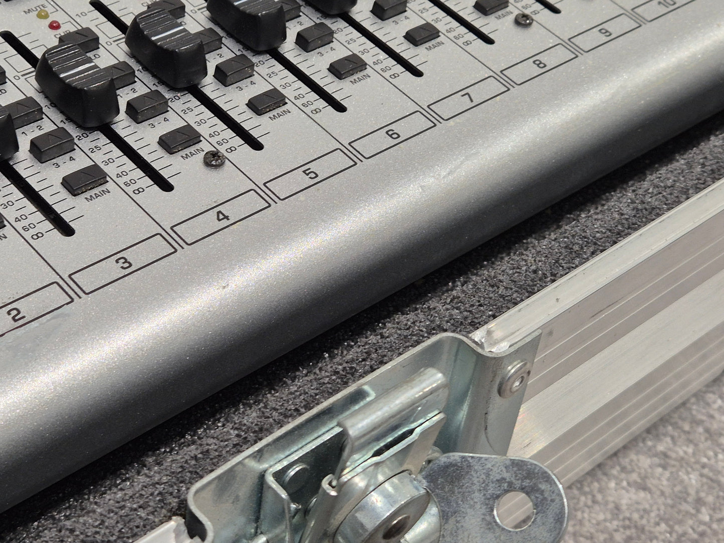 Behringer Eurodesk SL3242FX Pro - 32-input 4-bus Studio/Live Mixer (Read Description)