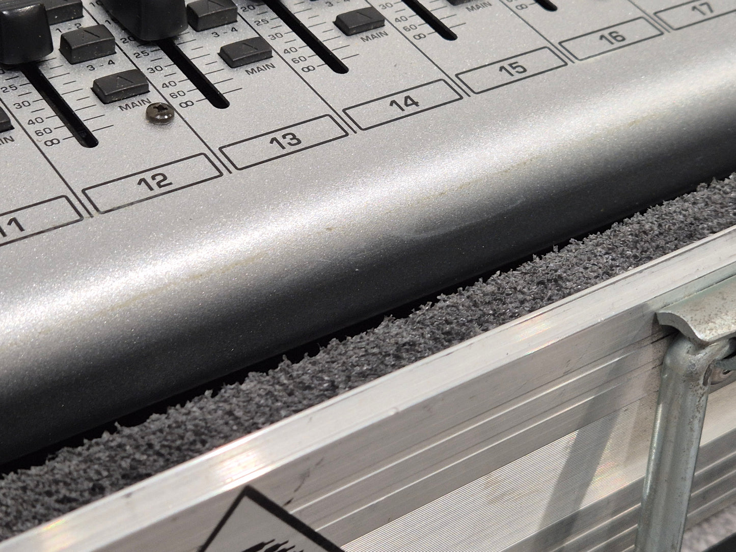 Behringer Eurodesk SL3242FX Pro - 32-input 4-bus Studio/Live Mixer (Read Description)