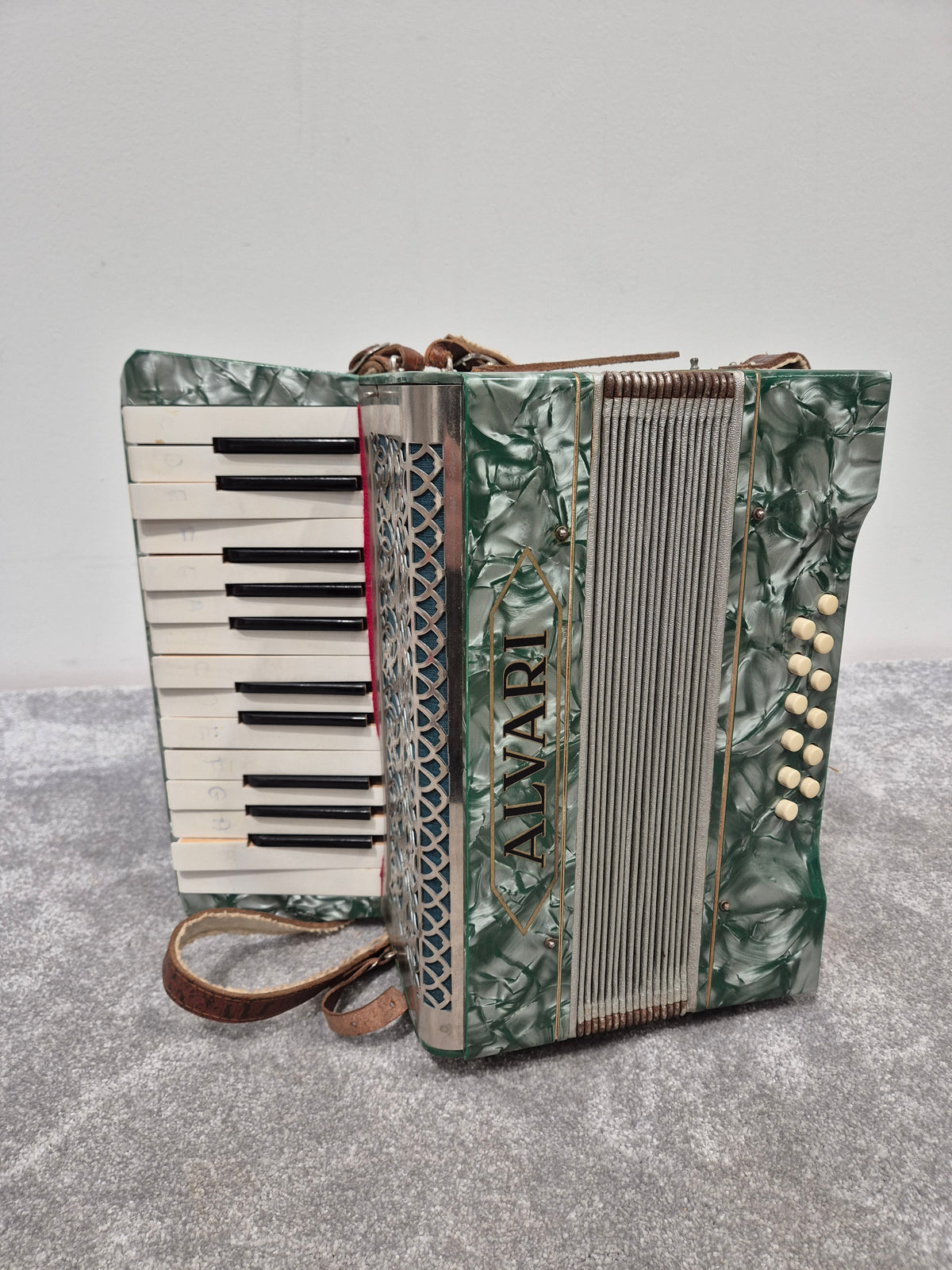 Alvari Accordion - 25-key Accordion w/ Hard Case