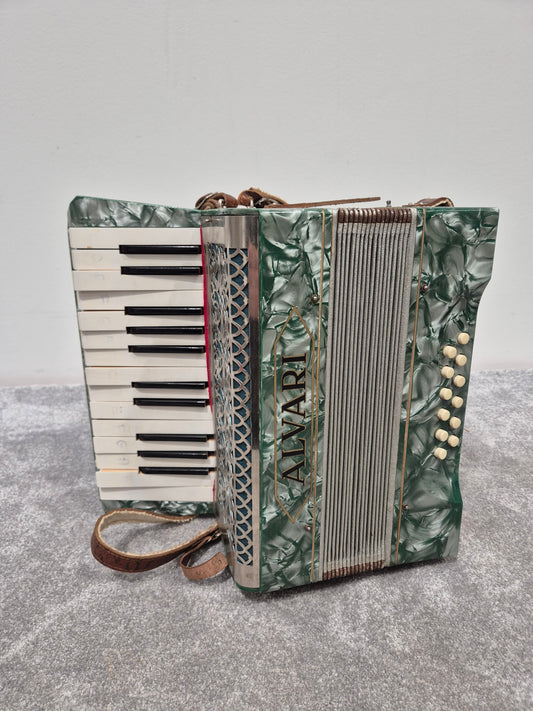 Alvari Accordion - 25-key Accordion w/ Hard Case