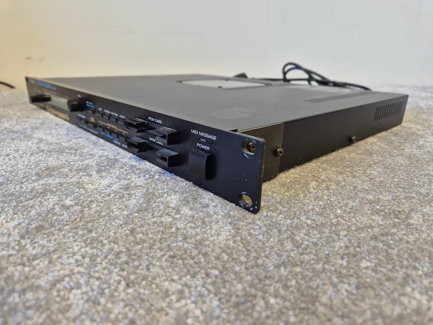 Roland JV-880 - 1U Rackmount Synthesizer Module