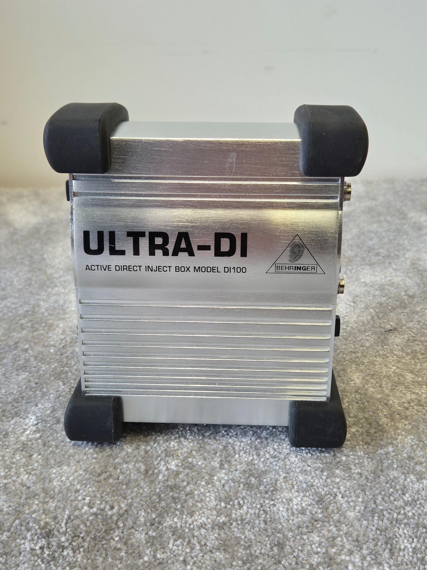 Behringer ULTRA-DI DI100 - Battery/Phantom Powered DI Box