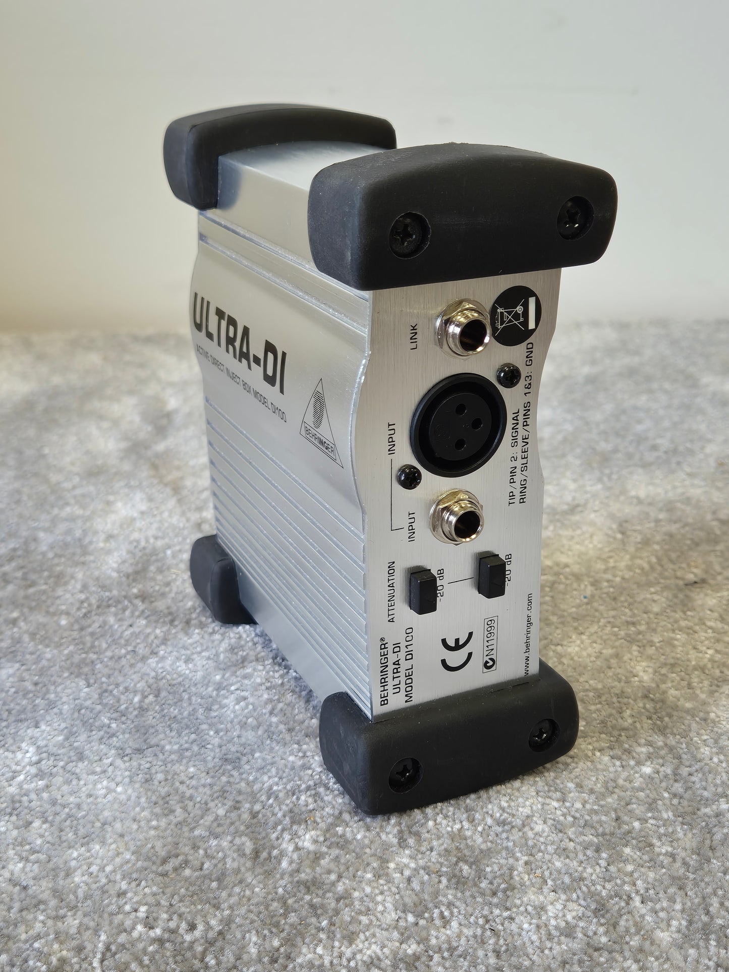 Behringer ULTRA-DI DI100 - Battery/Phantom Powered DI Box