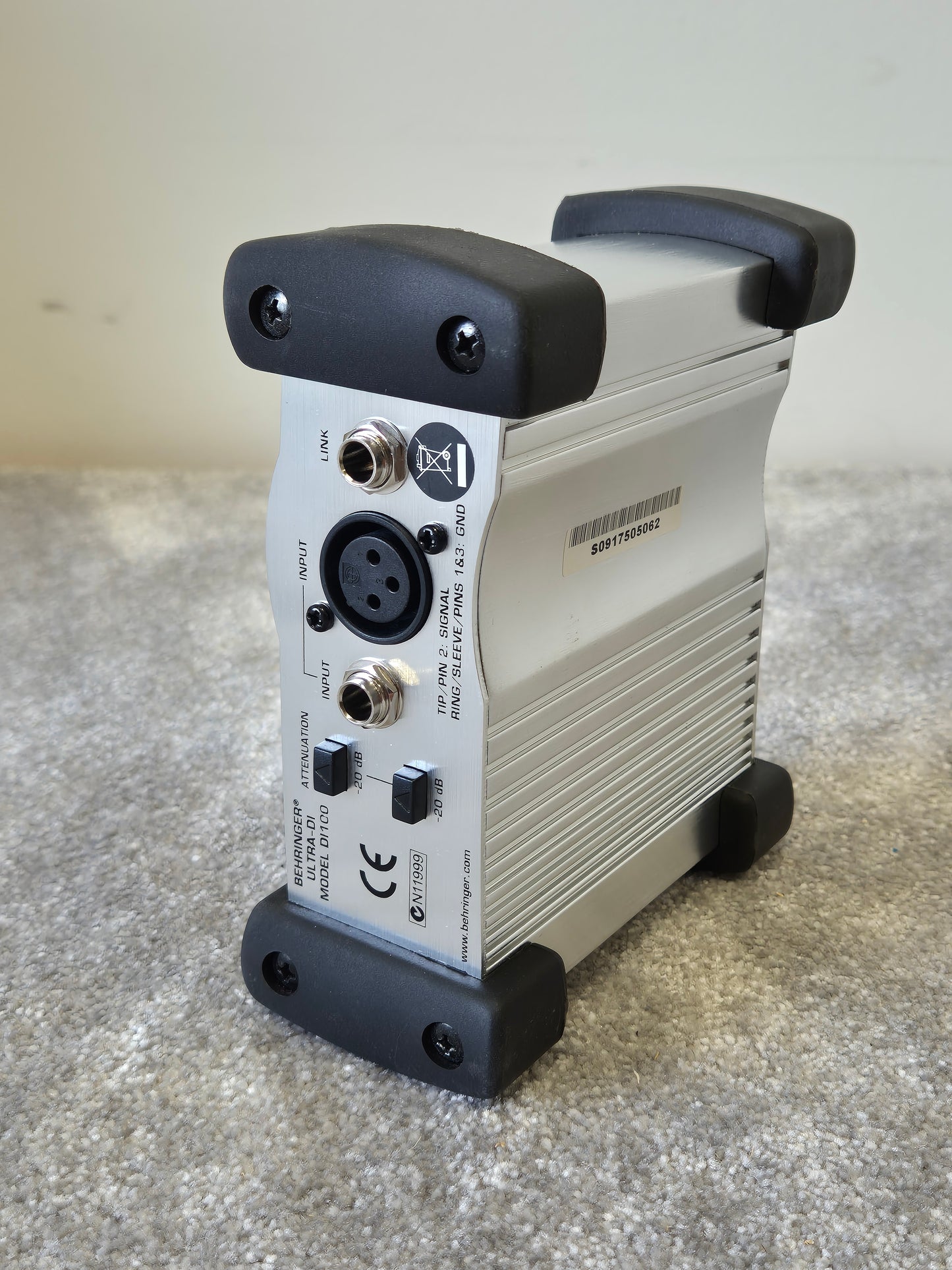 Behringer ULTRA-DI DI100 - Battery/Phantom Powered DI Box