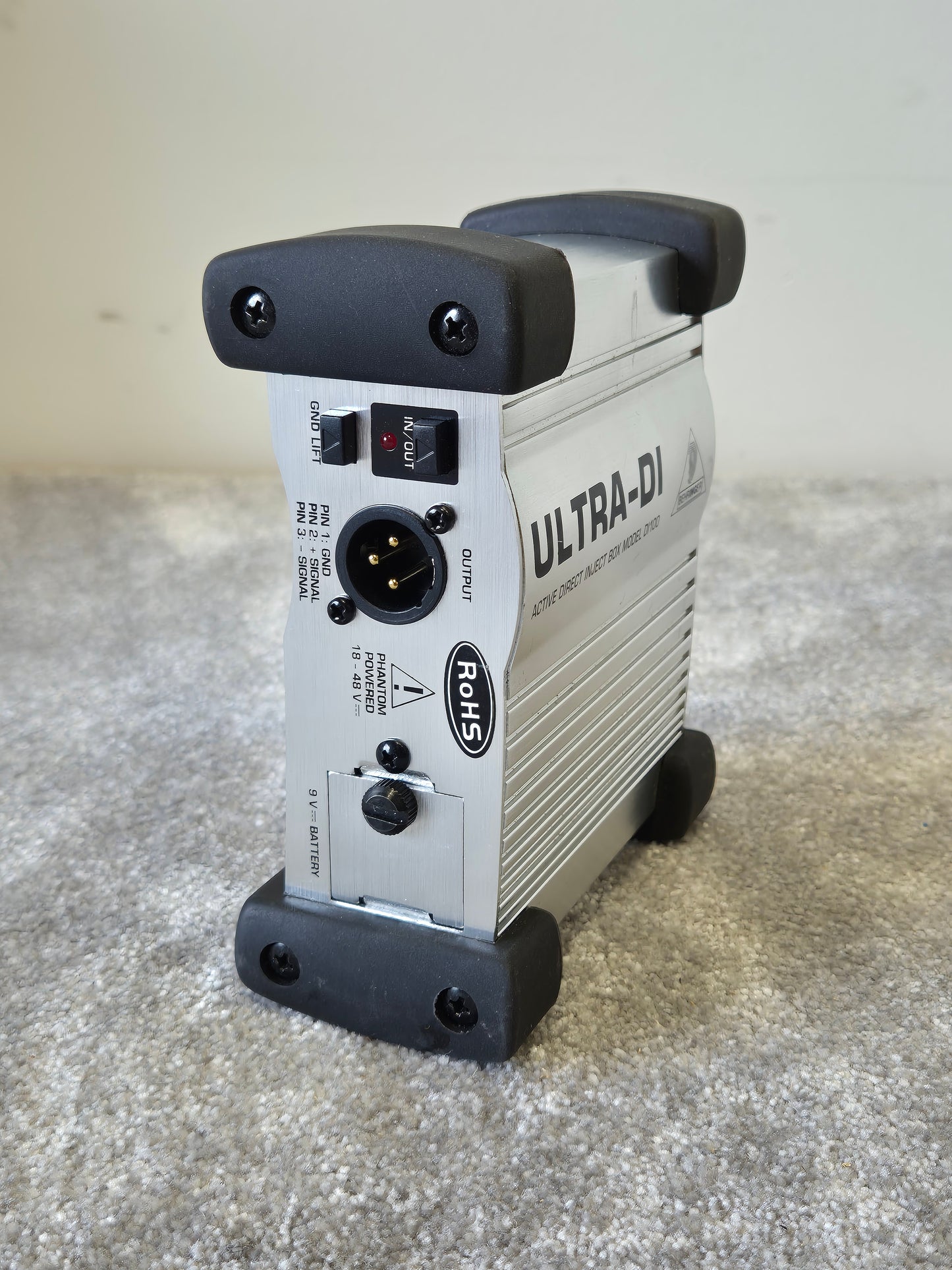 Behringer ULTRA-DI DI100 - Battery/Phantom Powered DI Box
