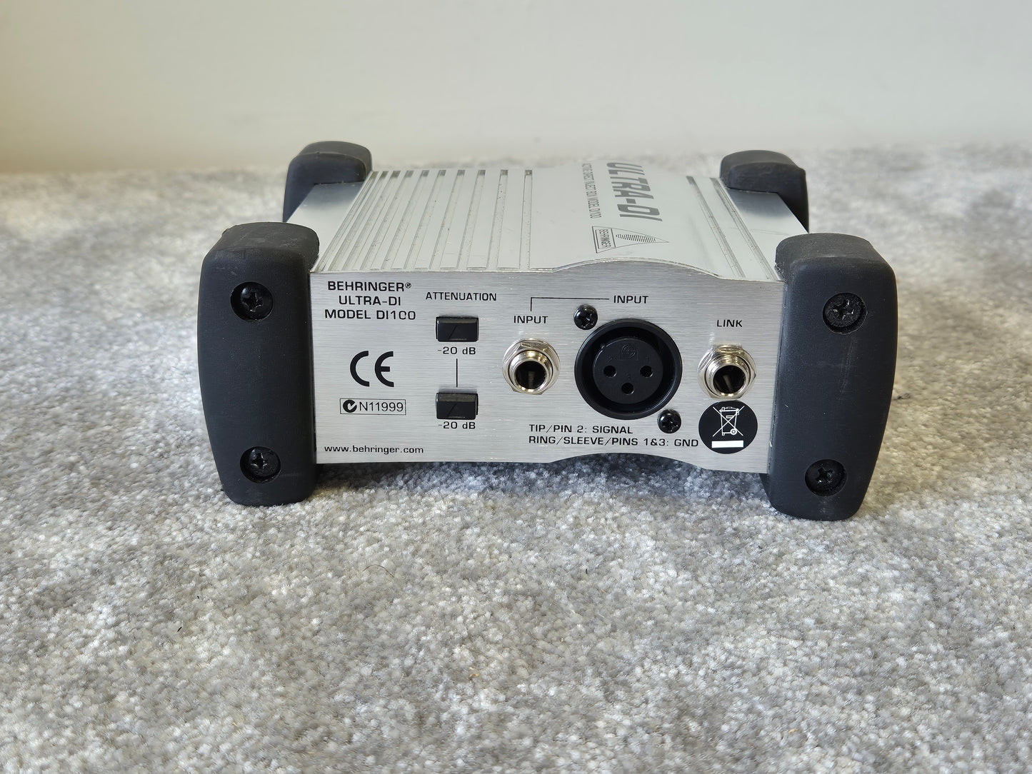 Behringer ULTRA-DI DI100 - Battery/Phantom Powered DI Box
