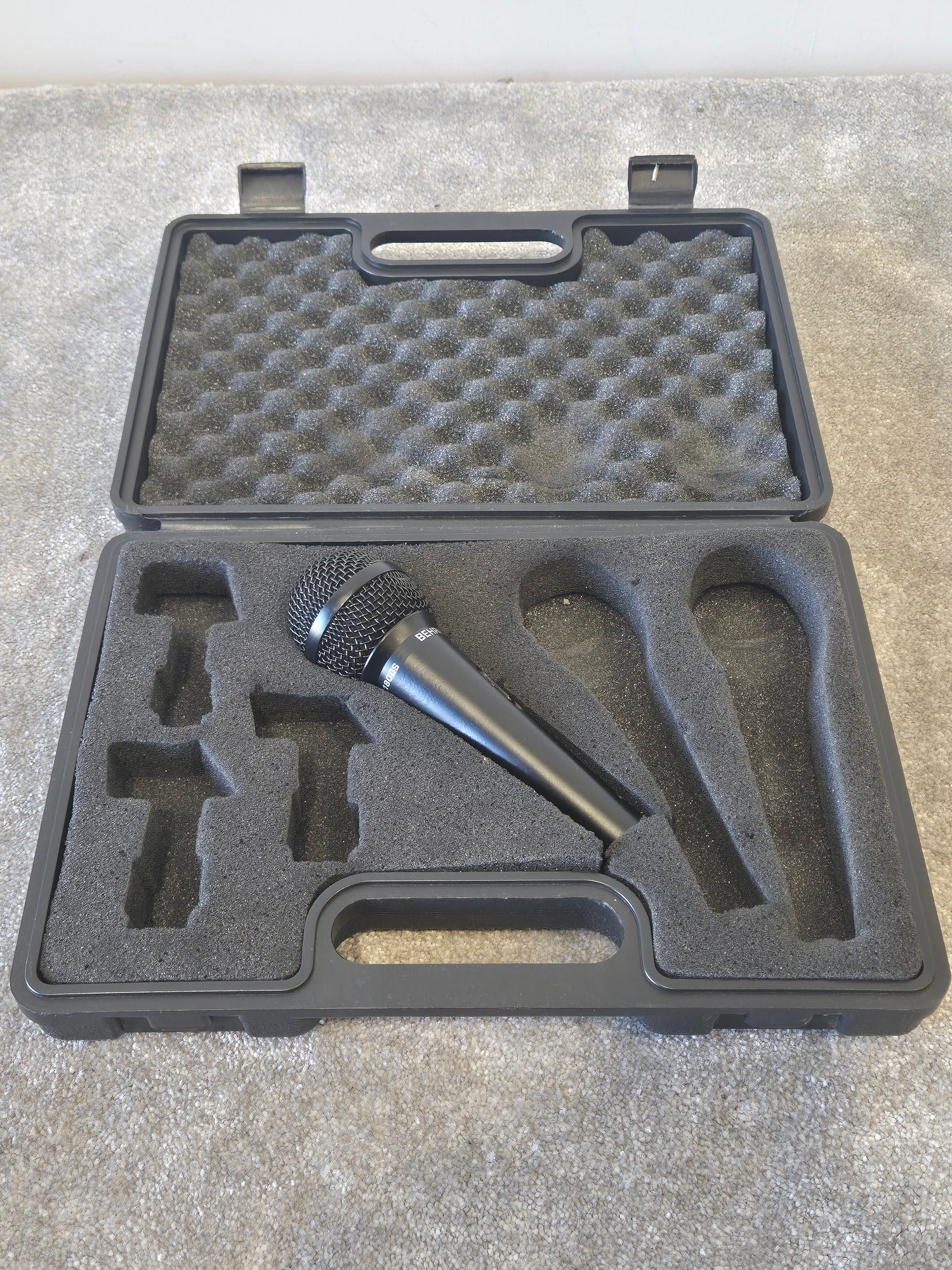 Behringer Ultravoice XM1800S - Dynamic Microphone w/ Case