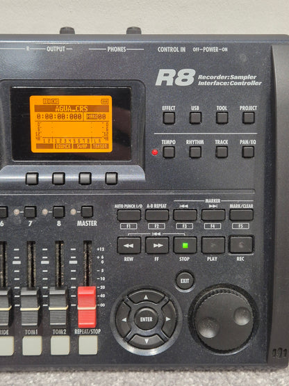 Zoom R8 - 8-Track SD Card Recorder w/ Case