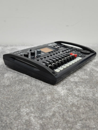 Zoom R8 - 8-Track SD Card Recorder w/ Case