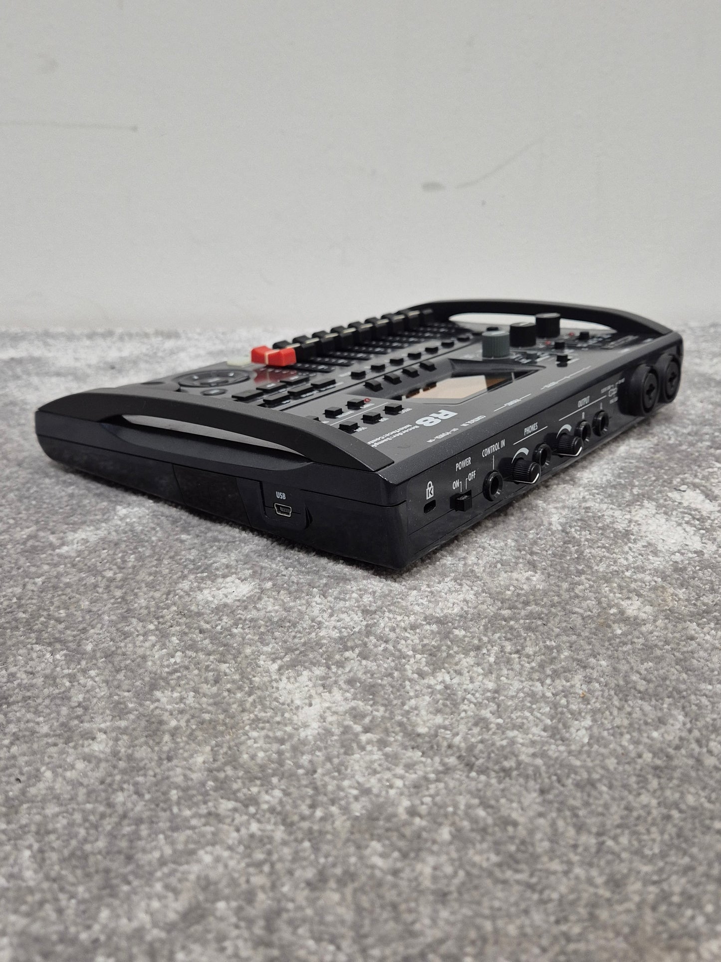 Zoom R8 - 8-Track SD Card Recorder w/ Case