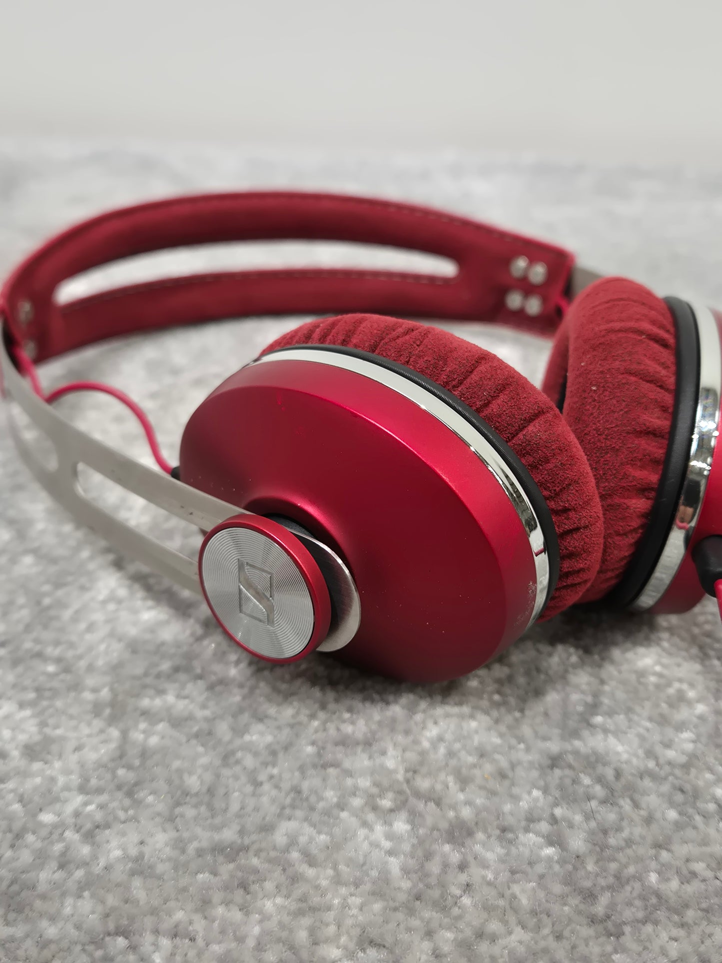Sennheiser Momentum - On-Ear Headphones w/ Soft Case - Excellent