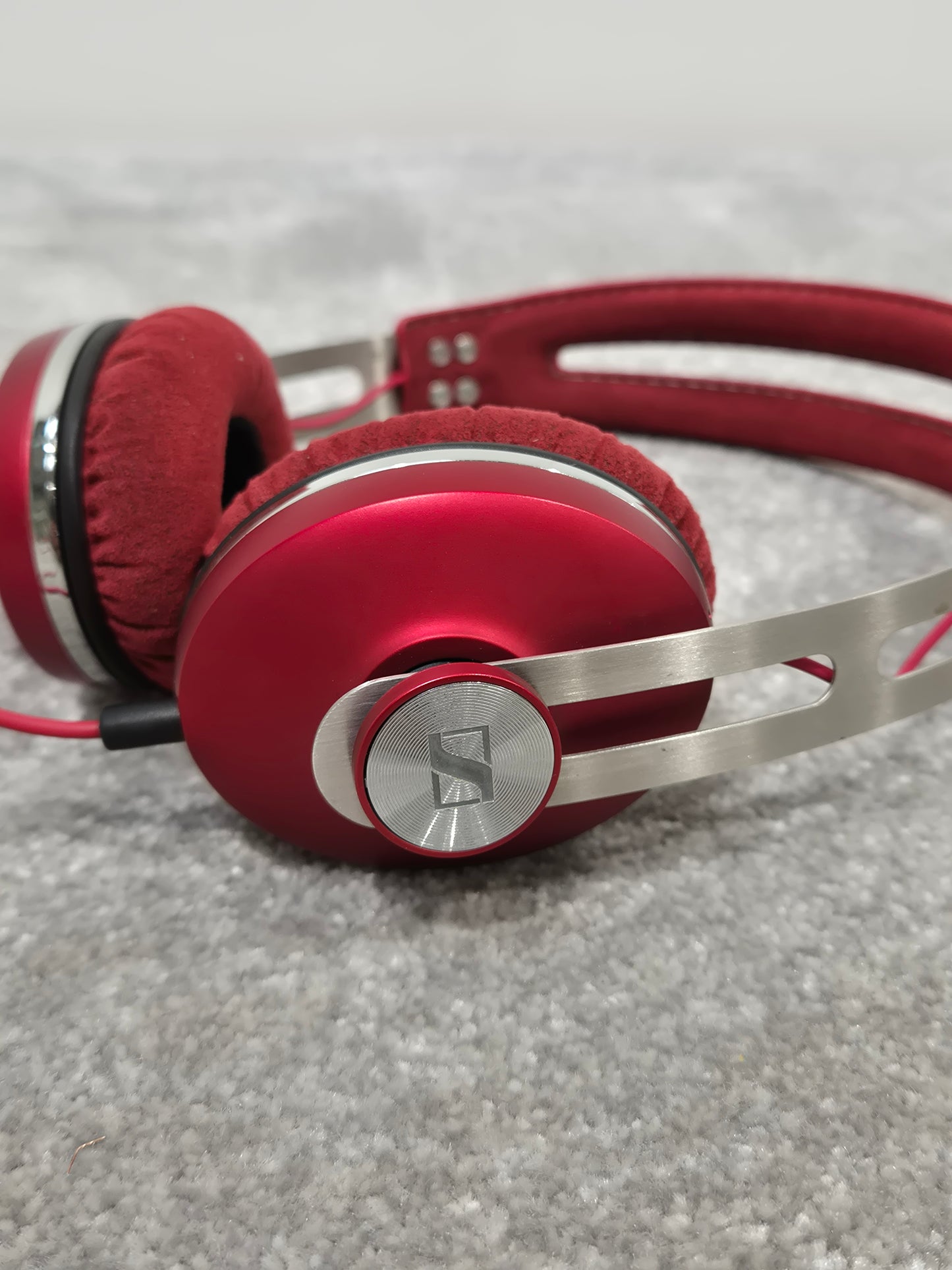 Sennheiser Momentum - On-Ear Headphones w/ Soft Case - Excellent