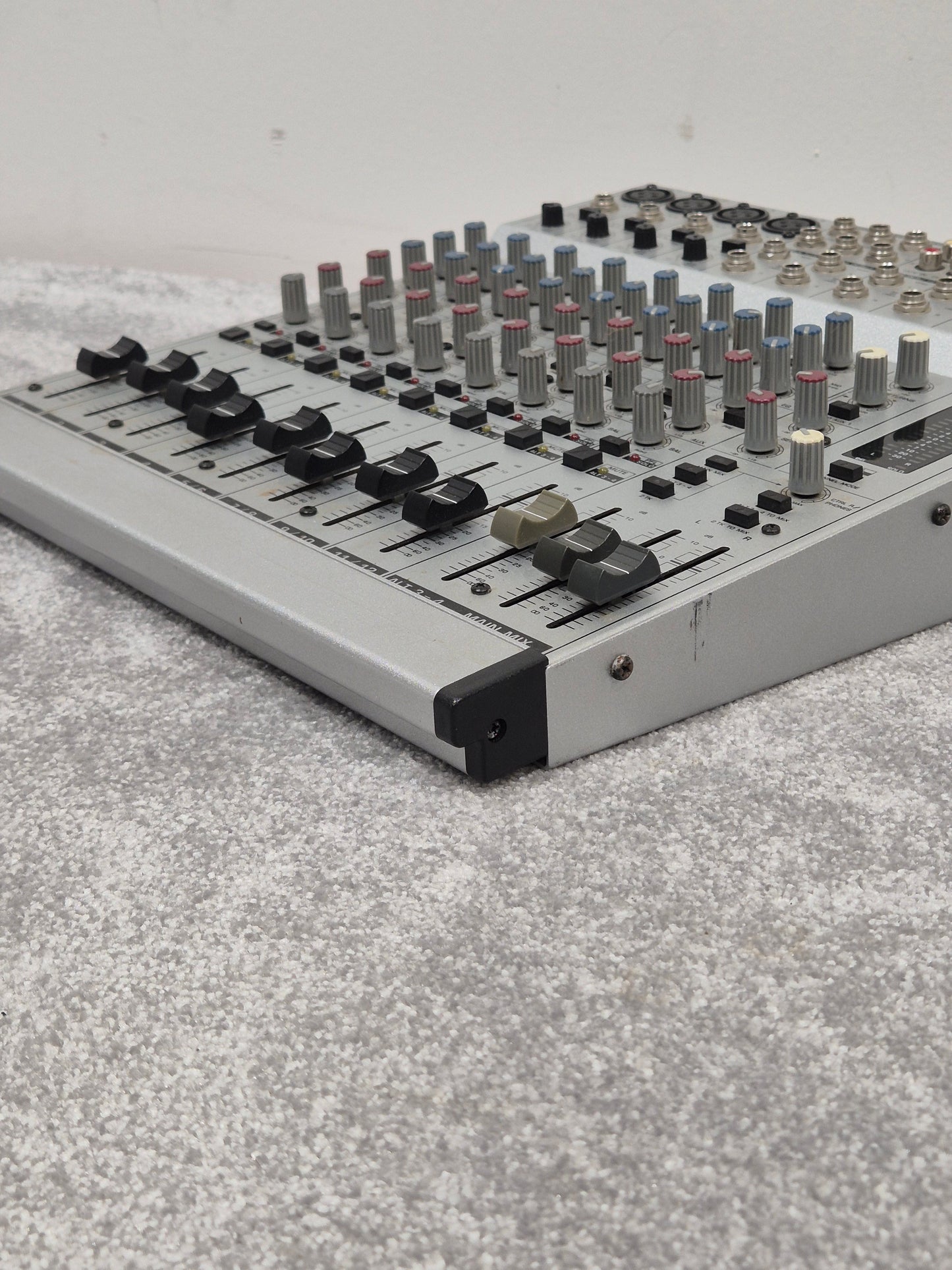 Behringer Eurorack MX1604A - 16-Channel Mixer - Excellent