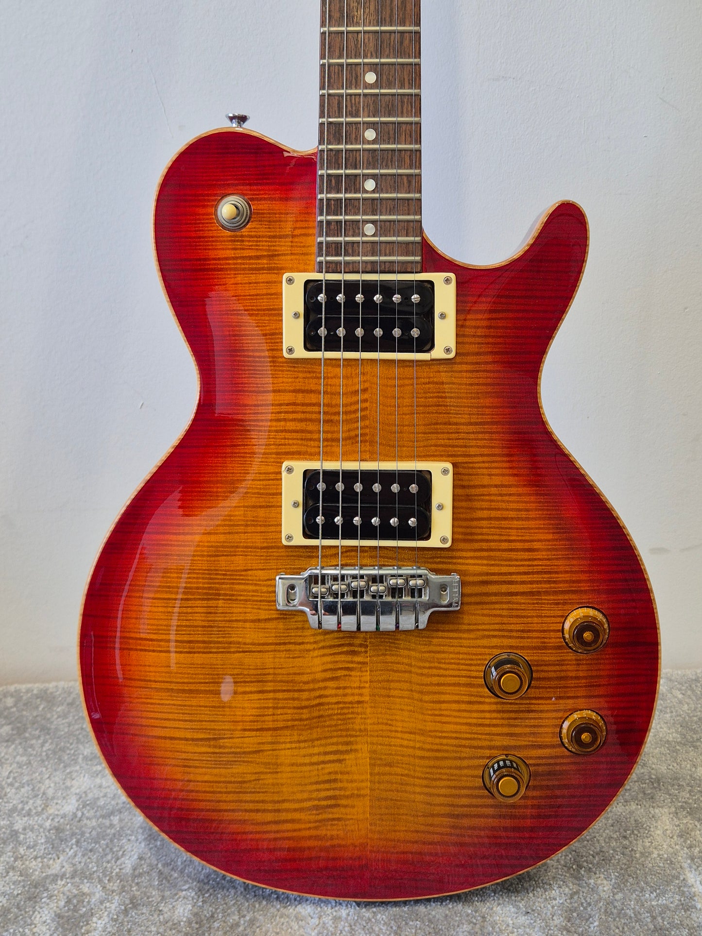 Line 6 James Tyler Variax JTV-59 - Electric Guitar w/ Soft Gig Bag