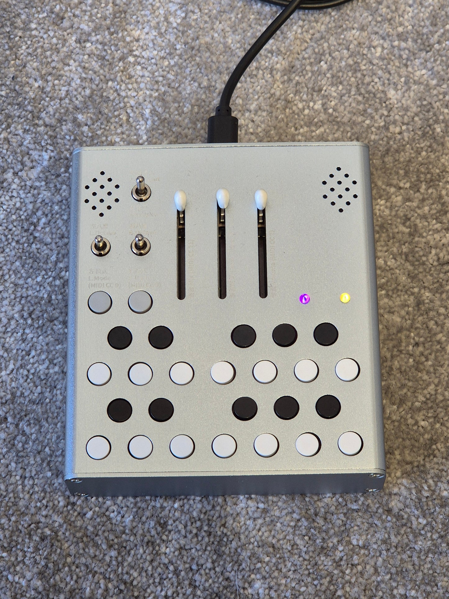 Meng Qi Wingie 2 Silver - Digital Synthesizer - Excellent