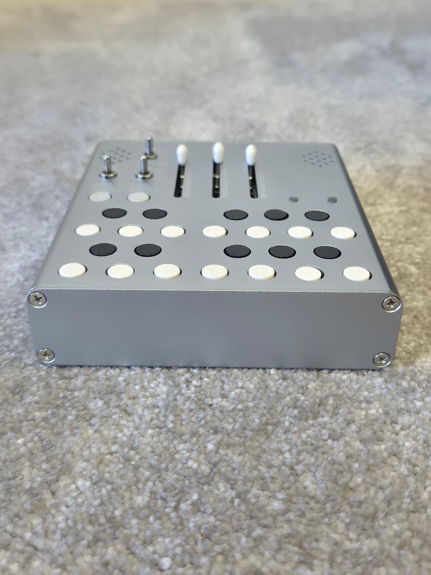 Meng Qi Wingie 2 Silver - Digital Synthesizer - Excellent
