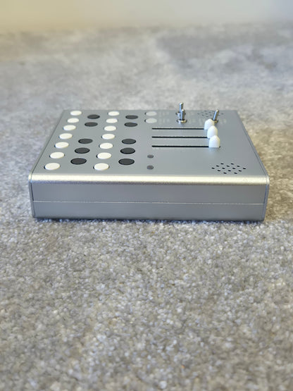 Meng Qi Wingie 2 Silver - Digital Synthesizer - Excellent